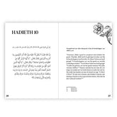 Boekpagina’s met Arabische en Nederlandse tekst in 40 Hadieth Nawawi en bloemenillustratie